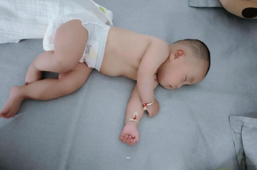 香河宝宝多久会抬头